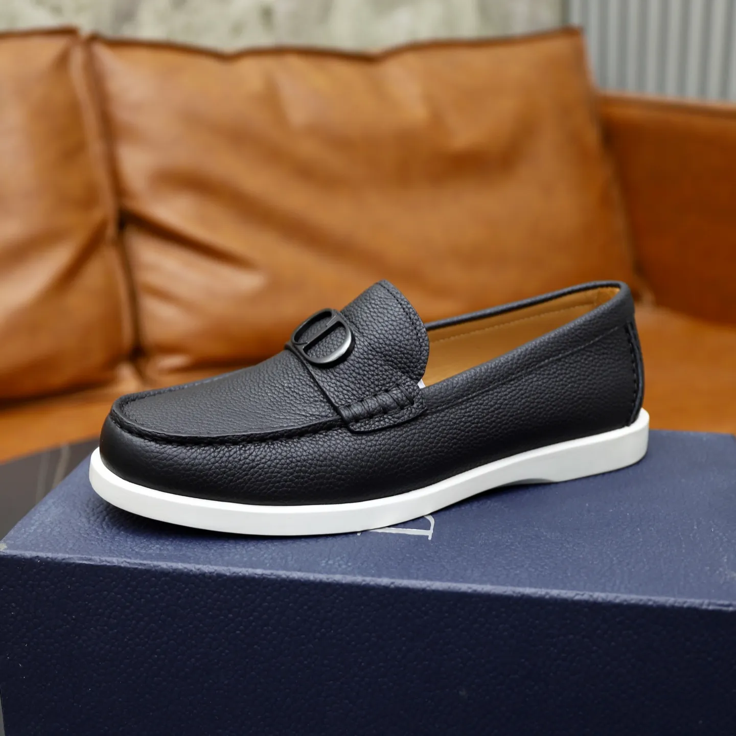Ex-factory price: 560🙅‍♂️🙅‍♂️🙅‍♂️ Brand: Dior DIOR Standard code: Men's code 38/44 (45 can be customized) Grade: Same as the official website Material: Original cowhide stitching, cowhide lining, original TPU wear-resistant soft outsole Style categories: Leisure and sports version, footwear for driving, young fashion, European and American trends, British style Color: actual picture color
